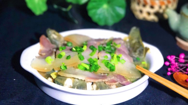 咸肉蒸黄斑泥鳅,晚上拍照有点模糊,但是好吃最重要是不是?😋🤤