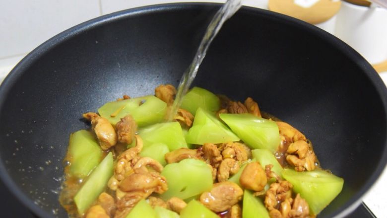 便当菜 | 莴笋烧鸡腿,鸡腿莴笋翻炒均匀,加入适量热水,淹没鸡腿莴笋。小火小炖片刻。