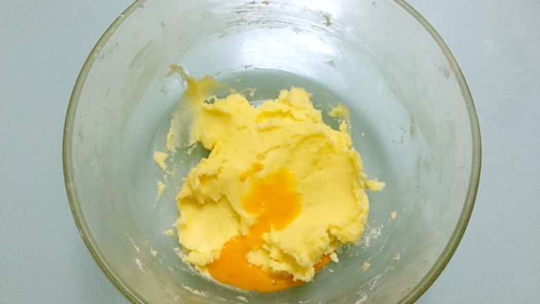 蔓越莓饼干,分三次加入全蛋液,每次加入都要拌匀才能加入下一次