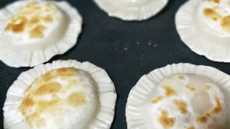 懒人版香蕉派,小火煎两分钟,翻面再煎,煎至两面金黄