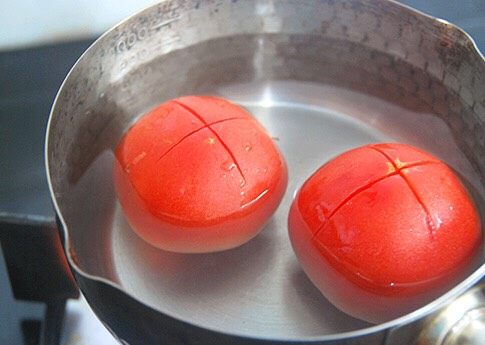低温炖煮番茄牛腩,将牛腩放入锅中, 60度恒温炖煮8小时左右,<a style='color:red;display:inline-block;' href='/shicai/ 59'>番茄</a>顶上划十字刀,放入水中焯煮到皮有发皱;