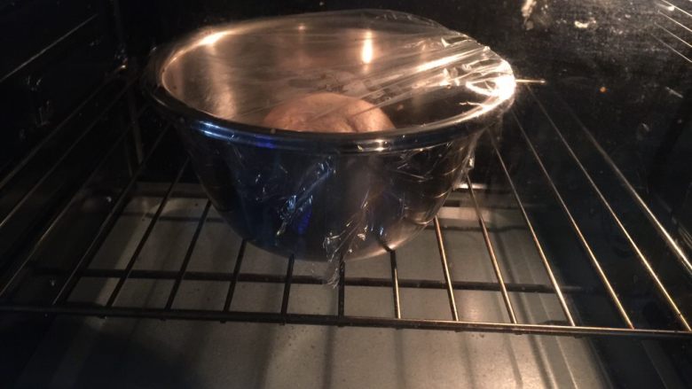 全麦红糖软欧包,盖上保鲜膜,烤箱调至28度,放入烤箱发酵半小时。(冬天气温底,这是不得已的方法,如果室温够高的话,一发还是室温最好),半小时就行,因一发时间过长会影响二发,所以如果温度够了的话,此步骤只要半小时