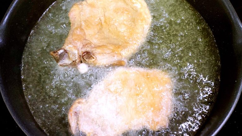 红烧大排,翻面,继续炸1分钟左右