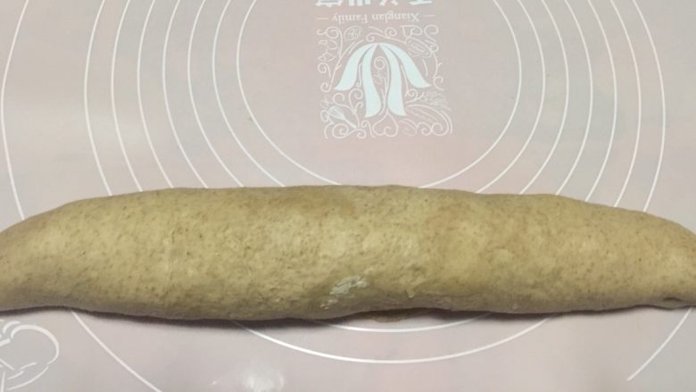 全麦红糖软欧包,沿长边卷起,卷得紧一点