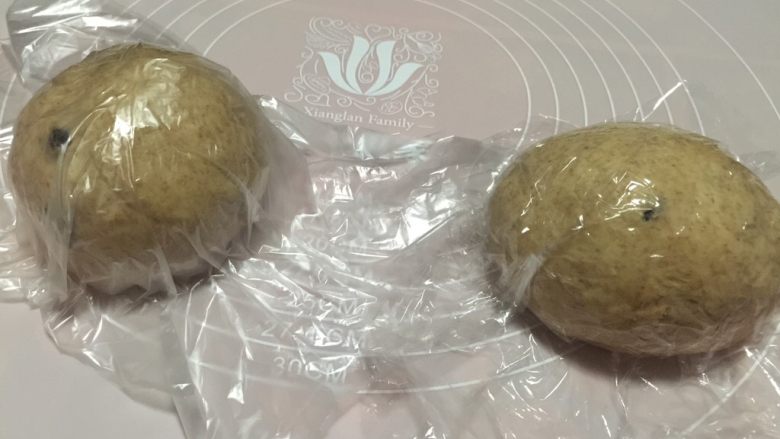全麦红糖软欧包,分别滚圆并盖上保鲜膜醒发十分钟