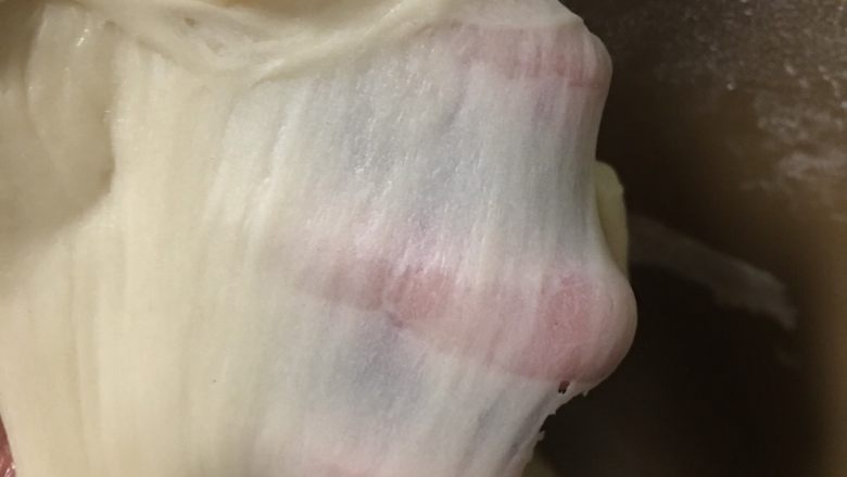 蛋黄酥,面团揉出手套膜。