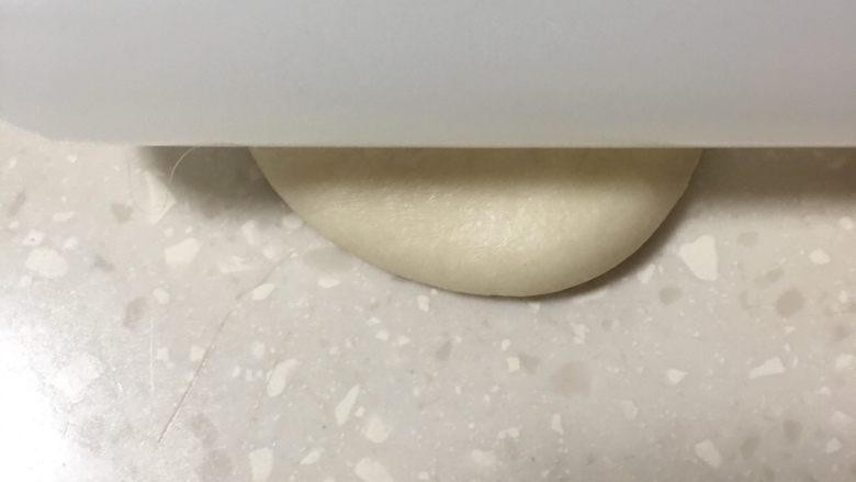 蛋黄酥,动作要轻快用擀面杖从中间朝两透擀,尽量减少擀的次数。