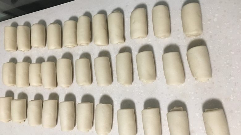 蛋黄酥,卷好32个卷后松弛30分钟。