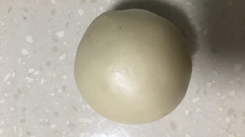 蛋黄酥,整形、搓圆。