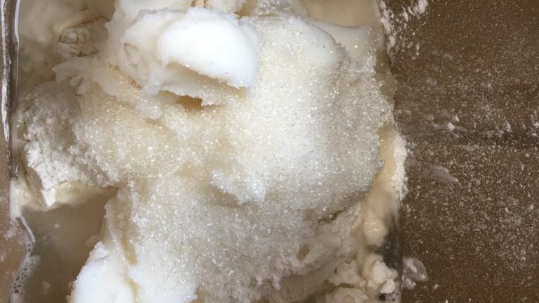 蛋黄酥,一次性放入所有油皮的原材在面包机揉面。