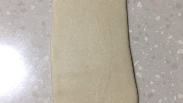 蛋黄酥,动作轻快再次擀成长条状,还是要保持一定厚度,一定不要破皮、漏油酥。