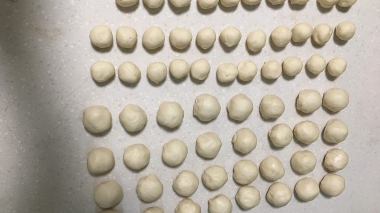 蛋黄酥,分别将两个面团平均搓成32个小圆球。