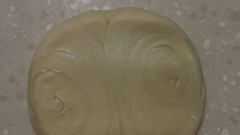 蛋黄酥,压扁、擀成圆形皮。