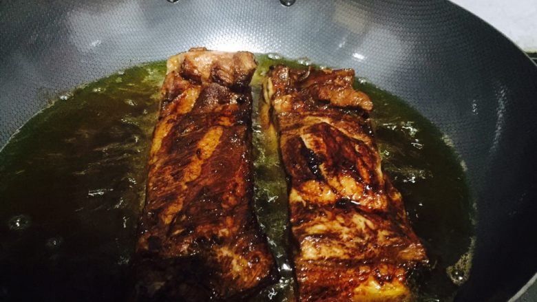 芽菜蒸肉,放肉下去炸,肉皮朝下油没过肉小火炸5分钟左右,有虎皮纹捞出