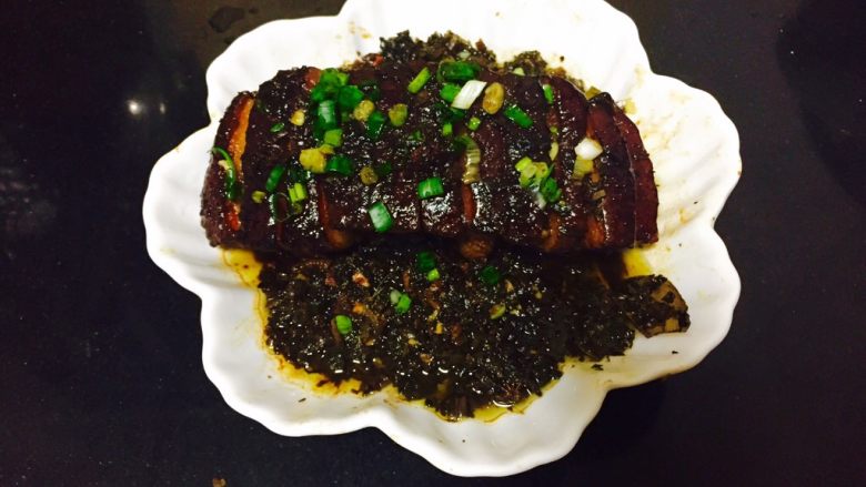 芽菜蒸肉,把蒸肉上盖个盘子倒扣过来,均匀淋上汁撒上葱花即可。