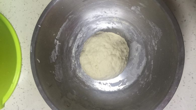 芝麻葱花卷,顺时针揉成光滑面团后静置温暖处发酵1小时(可根据温度调整时间)