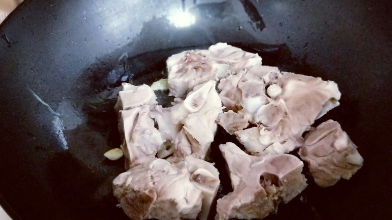 #年味儿#东北特色-大骨头炖粉条,起油锅,加入切好的姜片个蒜炒香。
