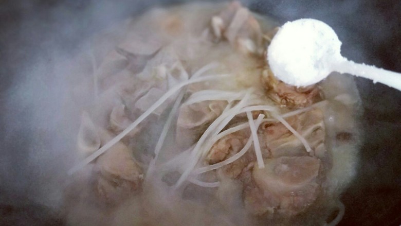 #年味儿#东北特色-大骨头炖粉条,粉条软后,加入盐调味。
