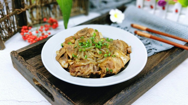 #年味儿#东北特色-大骨头炖粉条,装盘,撒上葱花。