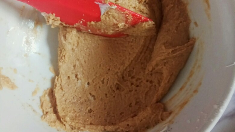 咖啡马卡龙(意式),将蛋白霜与之面糊混合( 用按压的方式搅拌,不用当心会消泡,毕竟就是要消泡 )