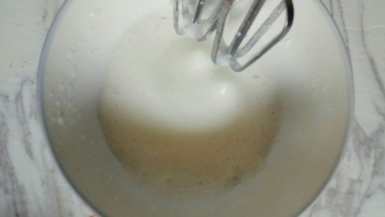咖啡马卡龙(意式),蛋清加细砂糖,用打蛋器打发至湿性发泡的状态