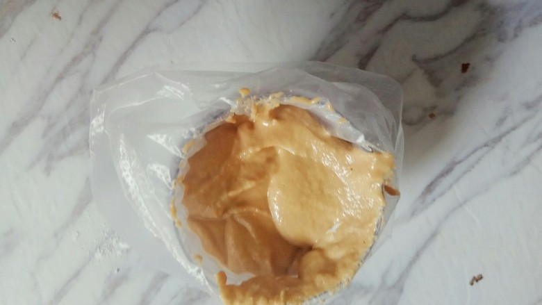 咖啡马卡龙(意式),用杯子放进裱花袋,把面糊倒进去