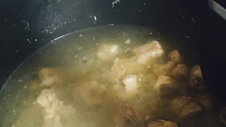 土豆焖排骨,加入开水,因为排骨比较难熟,水要沿过排骨