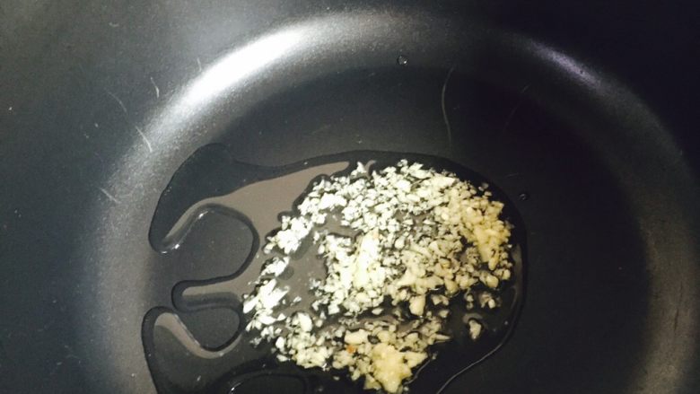 土豆焖排骨,锅中热油,加入蒜末