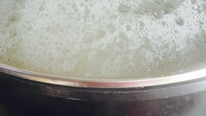 土豆焖排骨,盖上盖子,焖10分钟