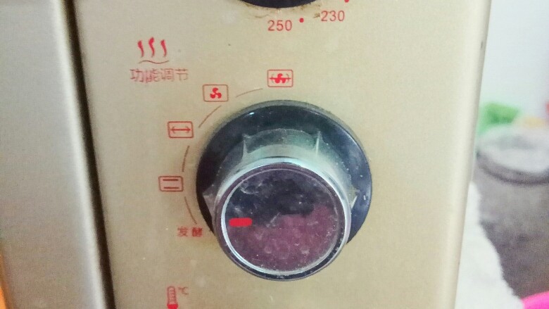 咖啡马卡龙(意式),烤箱预热150℃后放进去烘烤13-15分钟后晾凉,取决你家烤箱脾气