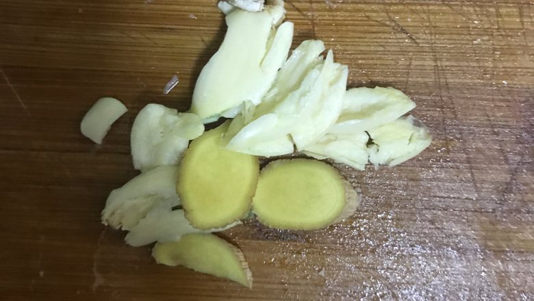 全麦叉烧软欧面包,蒜拍碎,姜切片备用