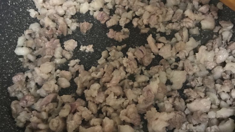 全麦叉烧软欧面包,锅内倒少许油,将肉丁内的油逼出