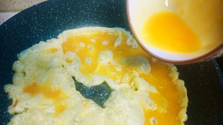 #年味#国民爱菜之西红柿炒鸡蛋,待油温7成时倒入调好的鸡蛋液