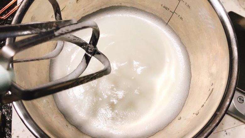 完美戚风蛋糕,打到蛋白细腻光亮,加入剩余的砂糖继续打。