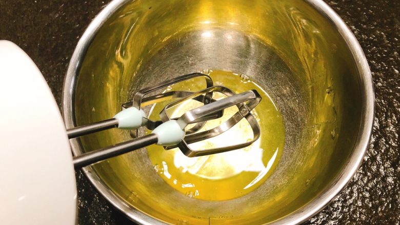 完美戚风蛋糕,然后打蛋白,蛋白放入无水无油的打蛋盆中用打蛋器低速打发。
