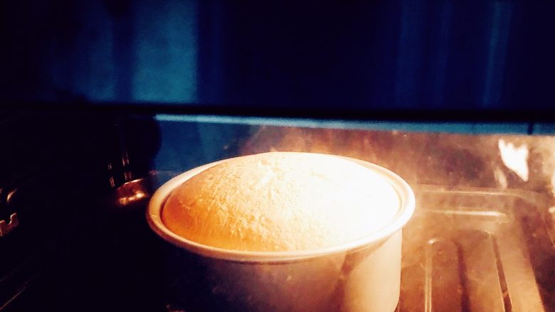 完美戚风蛋糕,如果注意观察,一般蛋糕会在二十分钟左右开始长高、三十分钟差不多达到最高,然后慢慢回落一些,大约到45分钟时烤熟,大家可以通过这个时间段来检测下自己烤的蛋糕,记录下各个时段的状态,也有助于你在下次制作时把它调到完美状态。