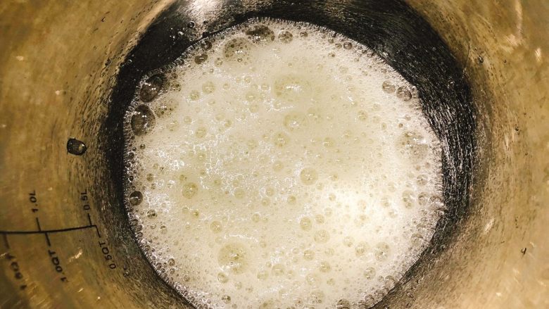 完美戚风蛋糕,打发到蛋白粗泡的时候加砂糖量的三分之一,开中高速继续打发。