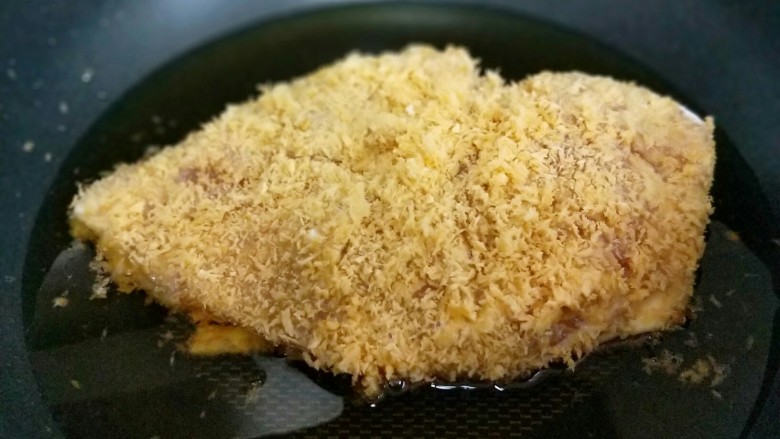一学就会美味的爆浆鸡排,起油锅,放入鸡排,小火慢炸。