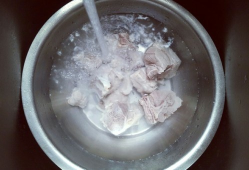 #冬日进补#白萝卜玉米小排汤,捞出后用冷水冲洗,将小排上的杂质冲洗干净。
