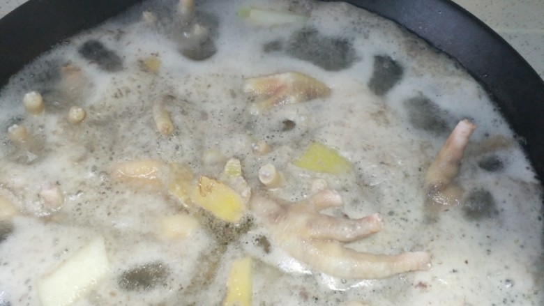 麻辣香锅快捷版,大火烧开,撇去锅中血沫后挑中火炖10分钟