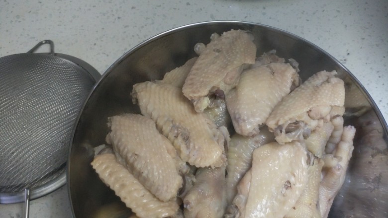 麻辣香锅快捷版,翅中和鸡爪子捞出