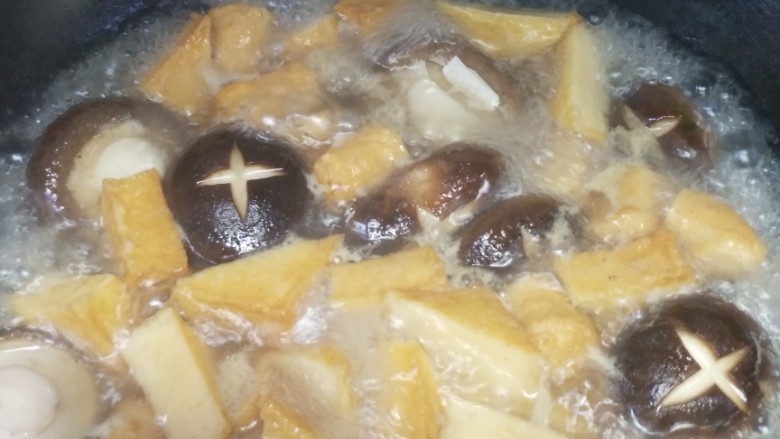 麻辣香锅快捷版,用水焯一下捞出