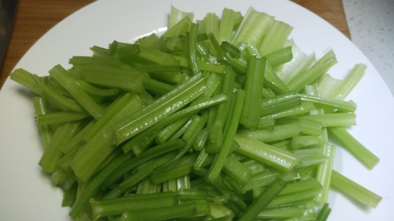 麻辣香锅快捷版,<a style='color:red;display:inline-block;' href='/shicai/ 167'>香芹</a>洗净切段