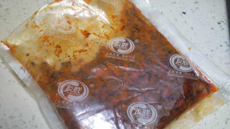 麻辣香锅快捷版,我用的是友联的<a style='color:red;display:inline-block;' href='/shicai/ 4159'>火锅底料</a>,加的量根据个人口味而定,建议先加一半