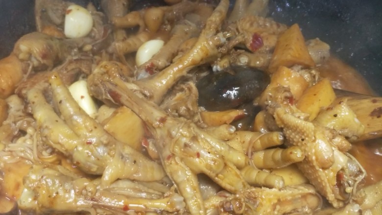 麻辣香锅快捷版,把剩下的鱼豆腐甜不辣香菇先放进去，喜欢吃<a style='color:red;display:inline-block;' href='/shicai/ 2794'>大蒜</a>的可以加一头<a style='color:red;display:inline-block;' href='/shicai/ 2794'>大蒜</a>，最后加入香芹翻炒，收汤后就能出锅了