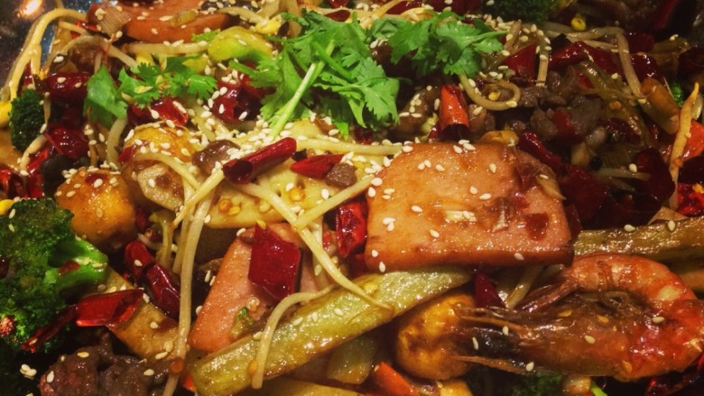 麻辣香锅快捷版,出锅后加<a style='color:red;display:inline-block;' href='/shicai/ 131'>香菜</a>芝麻提味