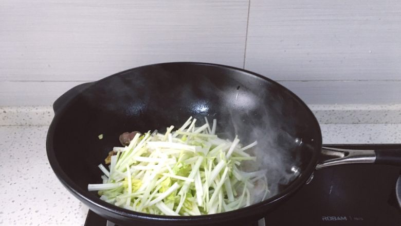 家常简易版之芹菜烩香肠,翻炒片刻,加入芹菜