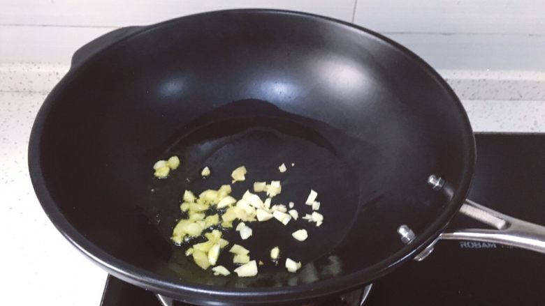 家常简易版之芹菜烩香肠,将生煎,大蒜末放入锅中爆香