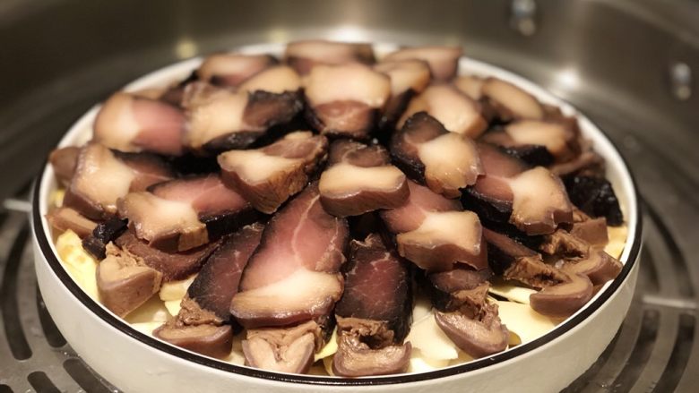 酱肉蒸春笋,蒸锅煮开,上汽后放入