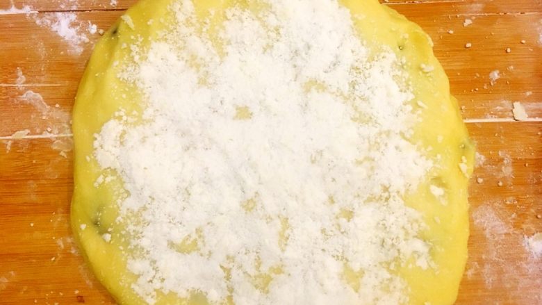 星爸红豆司康,第二层面饼覆盖在一层馅料上,边边角角随意捏好即可
刚刚提到的奶酥登场~薄薄或厚实的涂一层